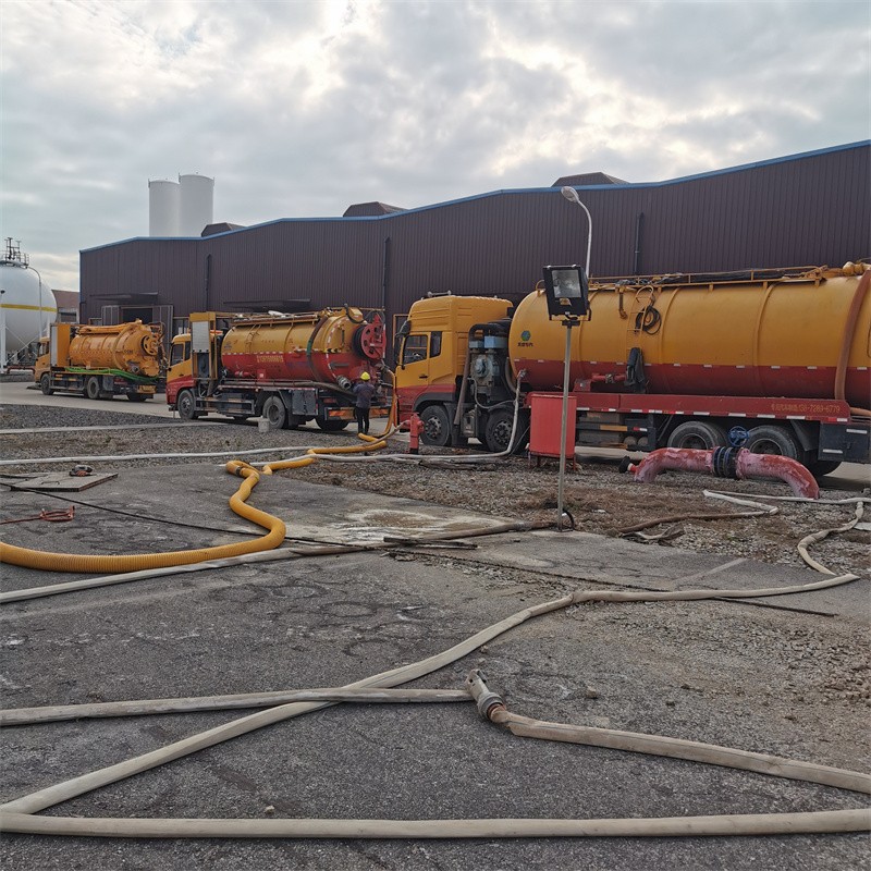 东区街道污水池清理