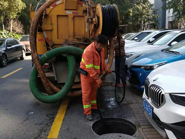 东区街道排污管道清淤