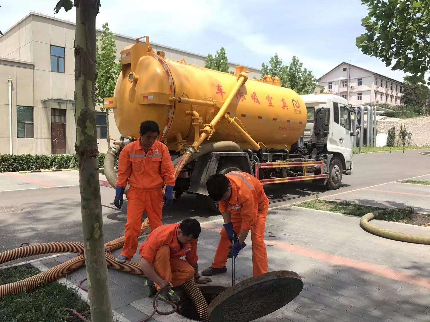 东区街道管道疏通车停在窨井附近