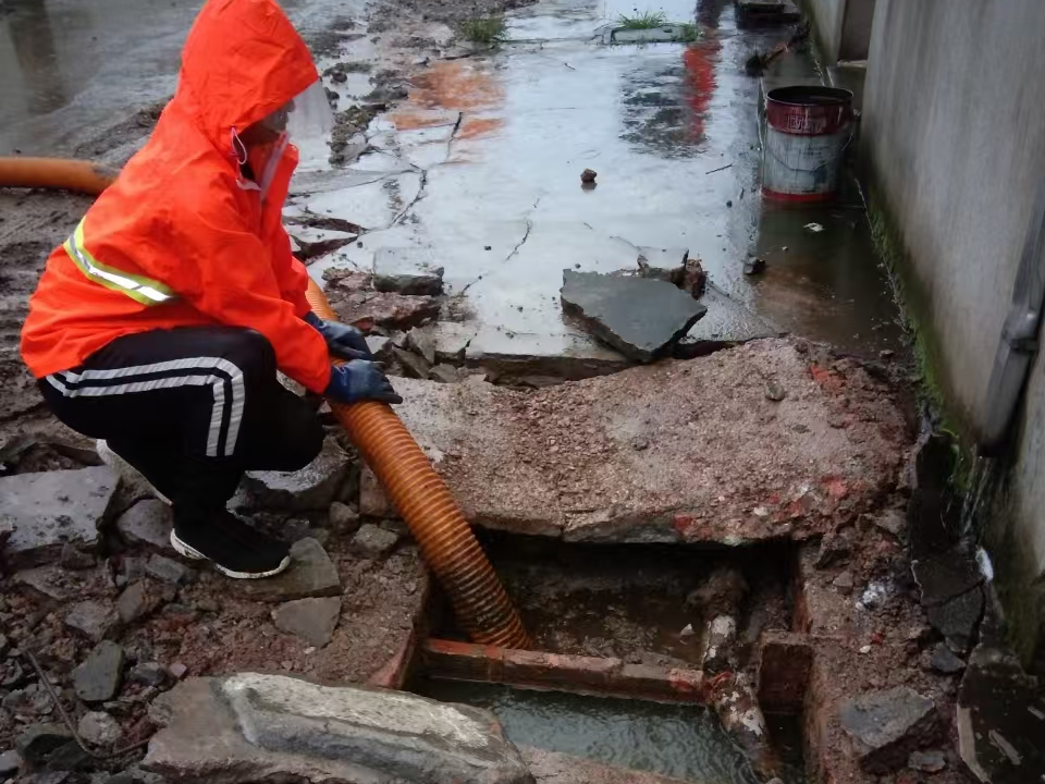 东区街道专业清理污水池 炜誉市政以规范流程守护城市 “肠道”