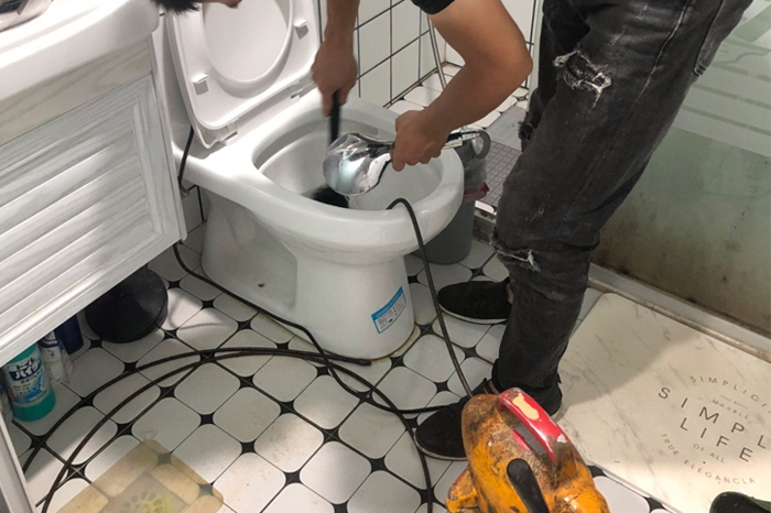 东区街道马桶堵塞自己疏通还是找师傅?专业上门服务让你省时更省心